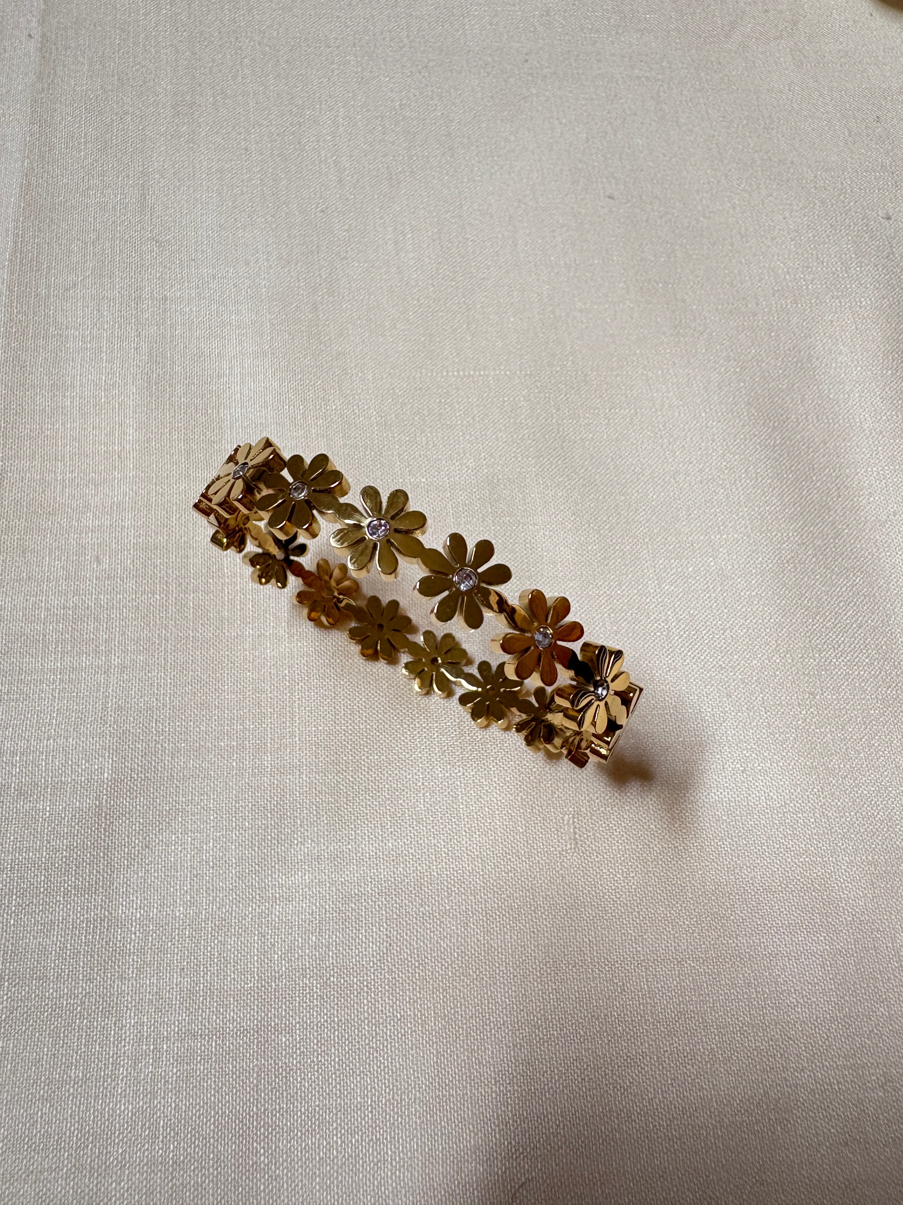 Anti tarnish Beautiful Flower Openable bracelet